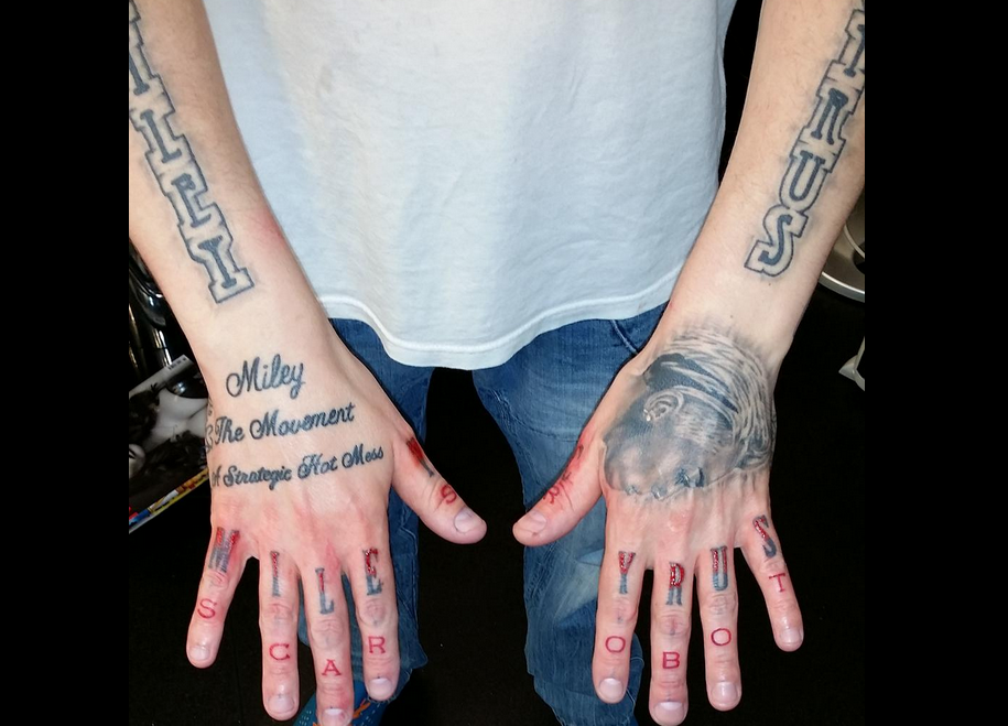 Fanático de Miley Cyrus que tiene 29 tatuajes de la cantante se los quiere quitar